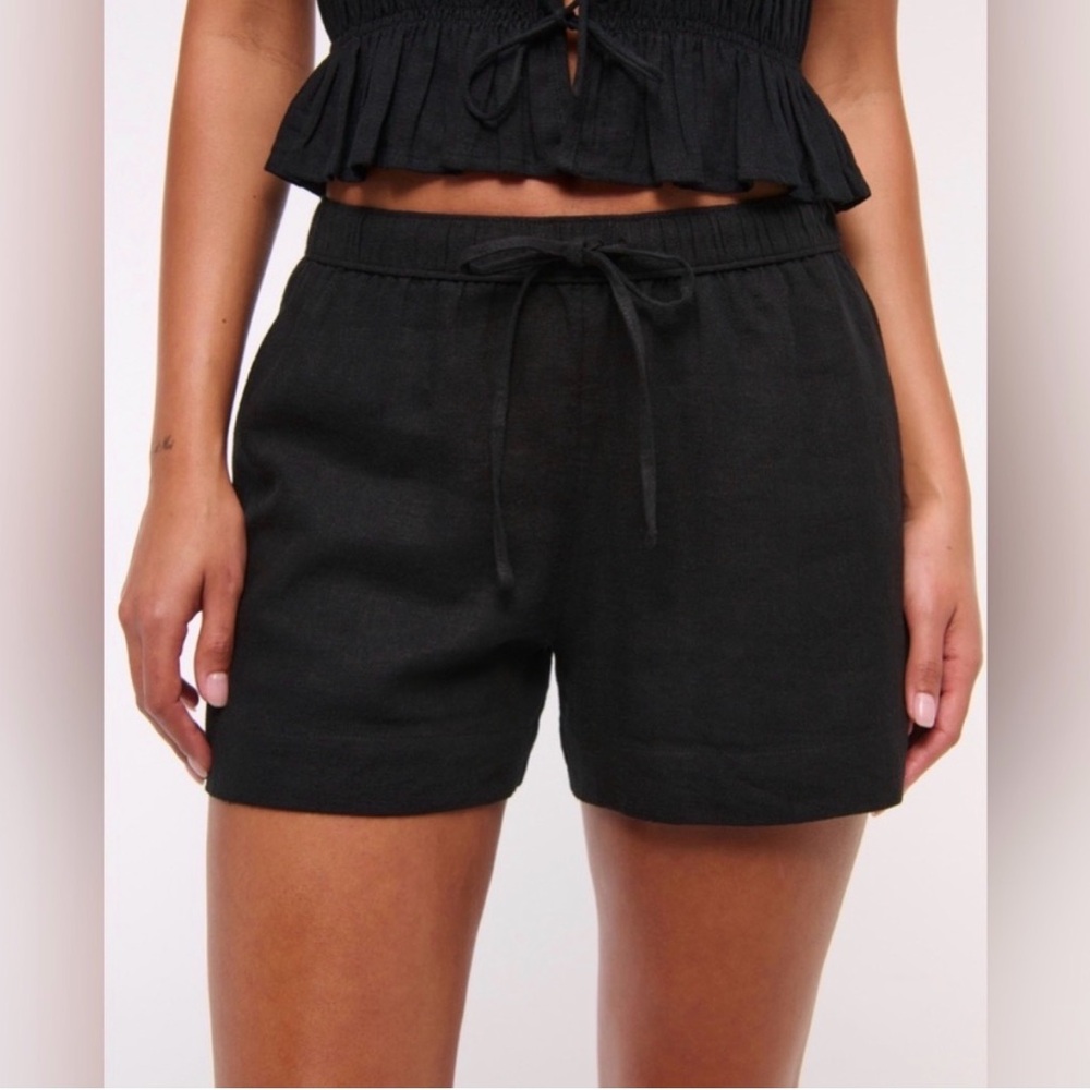 Mid Rise Linen-Blend Pull-On Short